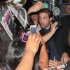 Robert Pattinson signe des autographes à ses fans devant les studios de la chaîne ABC où se tournait le Jimmy Kimmel Live, le mercredi 22 août 2012 à New York.