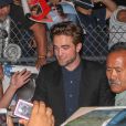 Robert Pattinson, encerclé par ses fans, quitte les studios de la chaîne ABC où se tournait le Jimmy Kimmel Live, le mercredi 22 août 2012 à New York.