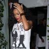 Rihanna à la sortie d'un restaurant italien de Santa Monica adopte un look rock et chic perchée sur des compensées à chaînes et à l'aise dans un bermuda sarouel.