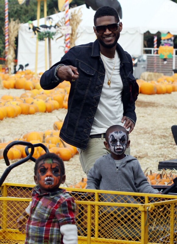 Usher et ses enfants chez Mr Pumpkin à Los Angeles en octobre 2010