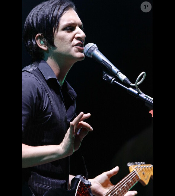 Brian Molko sur scène avec son groupe Placebo pour l'ouverture du festival Rock en Seine, le 24 août 2012.