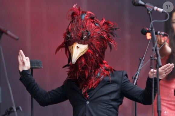 Mathias Malzieu sur scène avec son groupe Dionysos pour l'ouverture du festival Rock en Seine, le 24 août 2012.