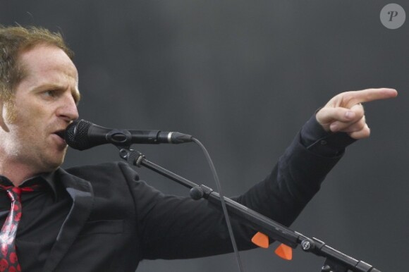 Mathias Malzieu sur scène avec son groupe Dionysos pour l'ouverture du festival Rock en Seine, le 24 août 2012.