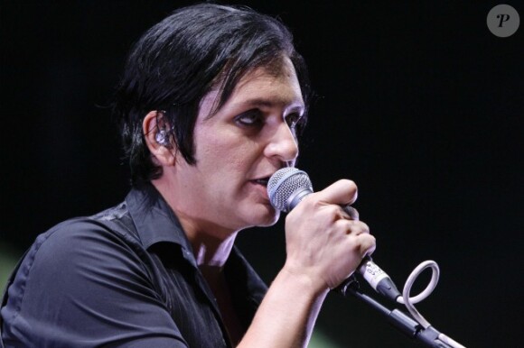 Brian Molko sur scène avec son groupe Placebo pour l'ouverture du festival Rock en Seine, le 24 août 2012.