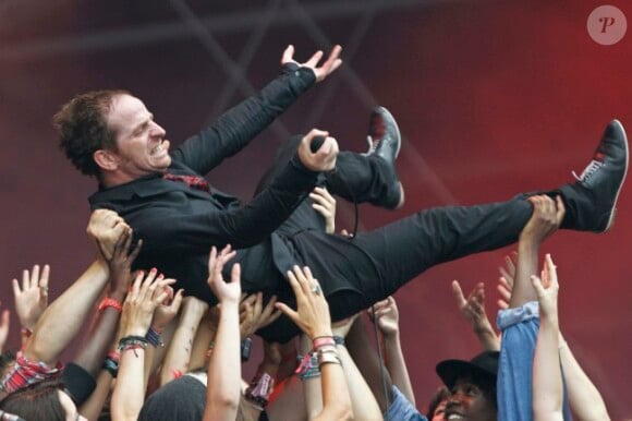 Mathias Malzieu sur scène avec son groupe Dionysos pour l'ouverture du festival Rock en Seine, le 24 août 2012.