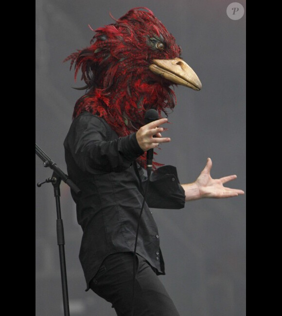 Mathias Malzieu sur scène avec son groupe Dionysos pour l'ouverture du festival Rock en Seine, le 24 août 2012.