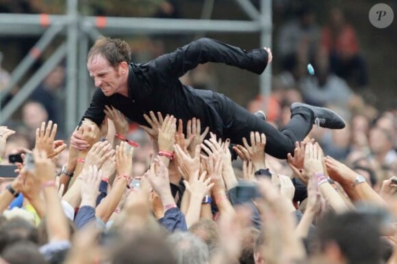 Mathias Malzieu sur scène avec son groupe Dionysos pour l'ouverture du festival Rock en Seine, le 24 août 2012.
