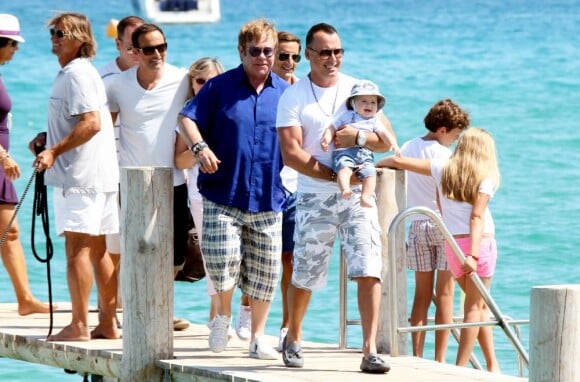 Elton John et son mari David Furnish et leur fils Zachary au Club 55 à Ramatuelle le 18 août 2012