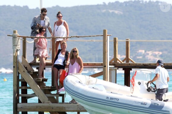 Kate Moss, Jamie Hince et Sadie Frost débarquent au Club 55 le 11 juillet 2012 dans le golfe de Saint-Tropez