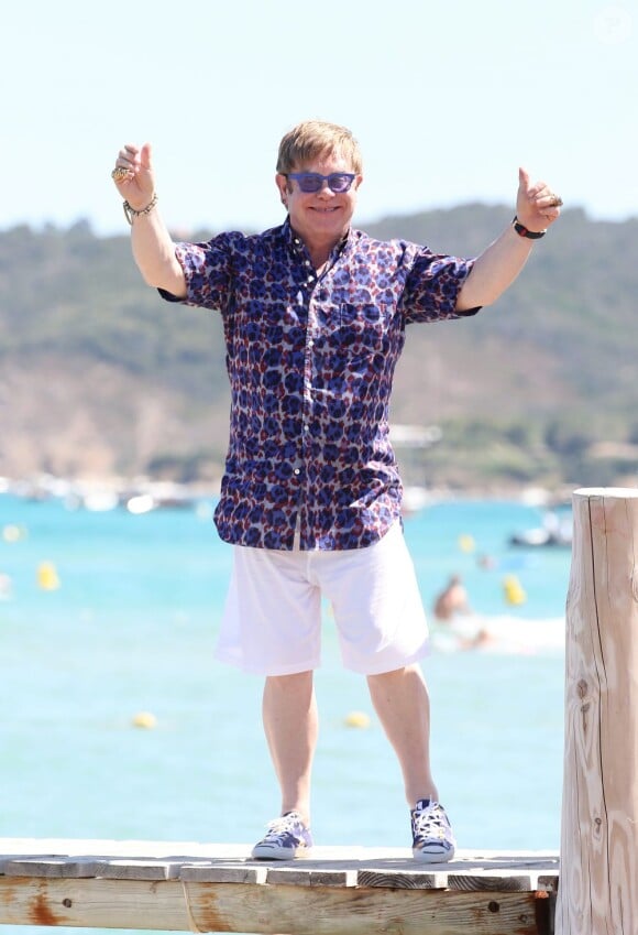 Sir Elton John lors d'un déjeuner au Club 55 dans le golfe de Saint-Tropez le 17 juillet 2012