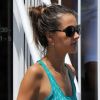 Le top model brésilien Alessandra Ambrosio, sa taille de guêpe retrouvée, sort seule de la boutique Williams Sonoma. Santa Monica, le 24 août 2012.