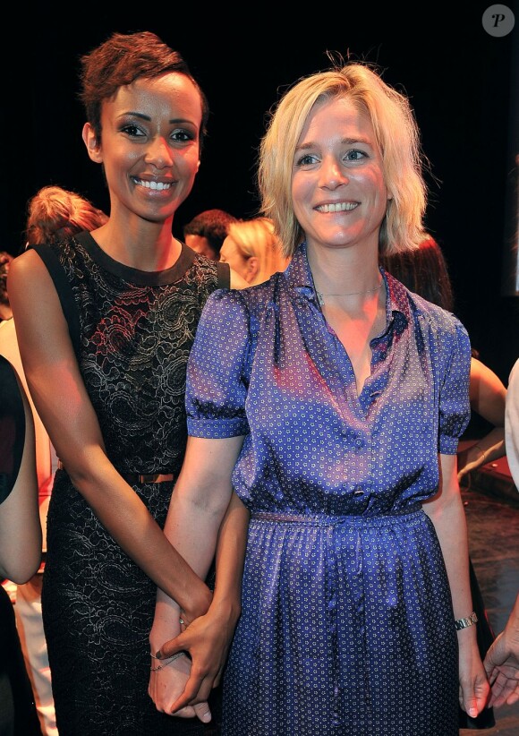 Les jurées Sonia Rolland et Natacha Régnier lors de la cérémonie de clôture du Festival du film francophone d'Angoulême le 28 août 2012