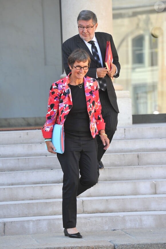 La ministre des sports et de la jeunesse Valérie Fourneyron, ici avec le ministre déléguée aux relations avec le Parlement Alain Vidalies, quitte l'Élysée à l'issue du conseil des ministres du 29 août 2012.