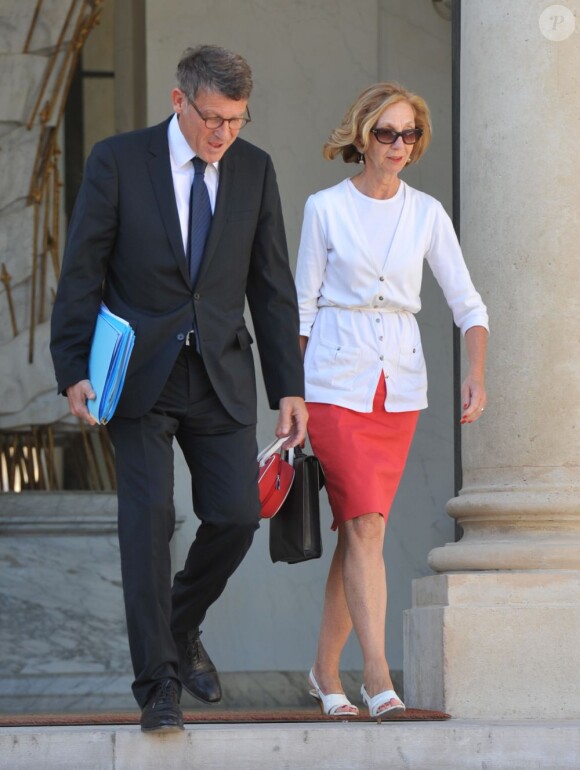 Le ministre de l'éducation national Vincent Peillon et la ministre du commerce extérieur Nicole Bricq quittent l'Élysée à l'issue du conseil des ministres du 29 août 2012.