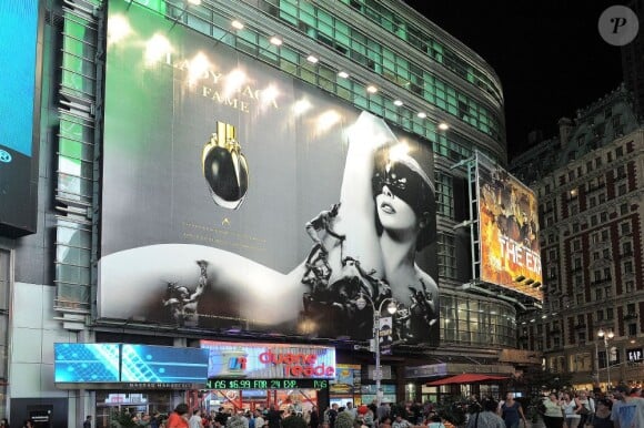 Lady Gaga nue sur Times Square pour vendre son parfum Fame, à New York, le 18 août 2012.