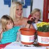 Tori Spelling a lancé la campagne Never Be Bored Again en compagnie de ses enfants Liam et Stella et son mari Dean McDermott au Burbank and Greater East Valley California Boys And Girls Club Of America le 29 août 2012 à Los Angeles avant de donner naissance à son fils Finn Davey le 30 août