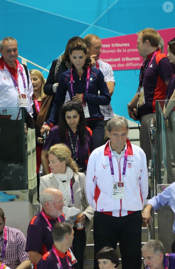 Kate Middleton à l'Aquatics Centre de Londres le 30 août 2012 pour des épreuves de natation des Jeux paralympiques.