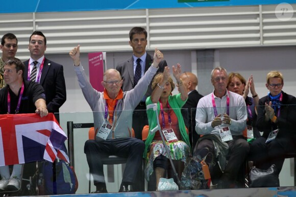 La princesse Margriet des Pays-Bas, avec à sa gauche Johan Cruyff, et son mari Pieter van Vollenhoven à l'Aquatics Centre de Londres le 30 août 2012 pour des épreuves de natation des Jeux paralympiques.