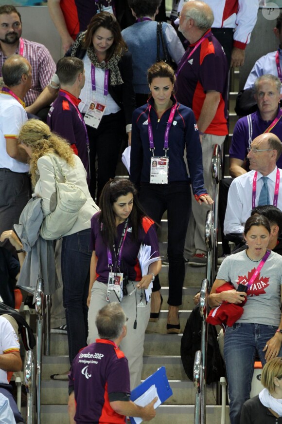 Catherine, duchesse de Cambridge à l'Aquatics Centre de Londres le 30 août 2012 pour des épreuves de natation des Jeux paralympiques.