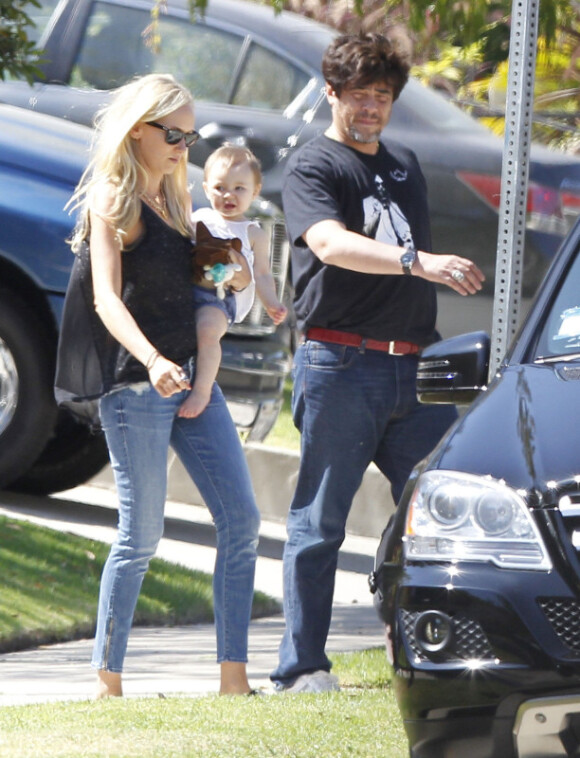 EXCLU : Kimberly Stewart et Benicio Del Toro à la sortie de chez des amis en compagnie de leur fille Delilah à Los Angeles le 25 août 2012