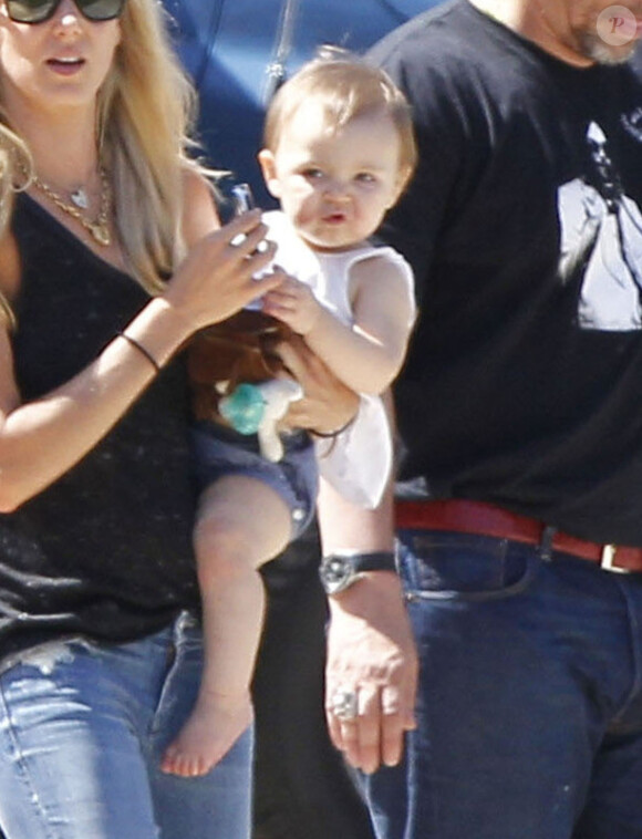 EXCLU : Delilah ressemble de plus en plus à son papa Benicio Del Toro, à Los Angeles le 25 août 2012