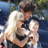 EXCLU : Kimberly Stewart et Benicio Del Toro à la sortie de chez des amis en compagnie de leur fille Delilah à Los Angeles le 25 août 2012