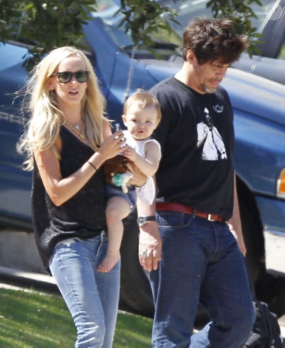 EXCLU : Kimberly Stewart ne cacherait-elle pas un petit ventre rond alors qu'elle est avec Benicio Del Toro à la sortie de chez des amis en compagnie de leur fille Delilah à Los Angeles le 25 août 2012