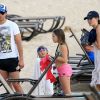 Peter Facinelli et ses trois filles, Luca, Lola et Fiona s'éclatent à la plage pendant leurs vacances à Honolulu, Hawaï, le 31 août 2012