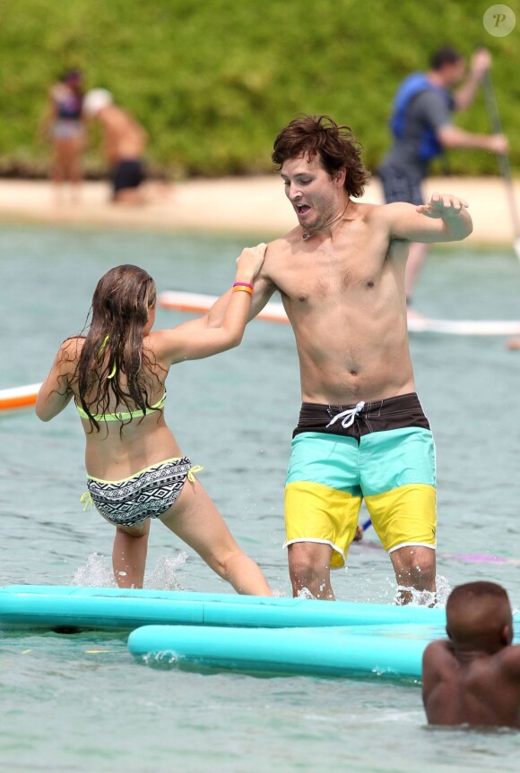 Peter s'éclate avec sa petite Lola Facinelli pendant leurs vacances à Honolulu, Hawaï, le 31 août 2012