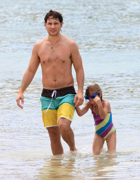 Peter Facinelli et sa petite dernière Fiona à la plage pendant leurs vacances à Honolulu, Hawaï, le 31 août 2012