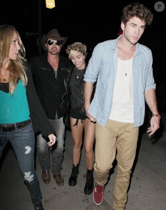 Miley Cyrus assiste au concert de son papa Billy Ray Cyrus avec son chéri Liam et sa maman Tish, le vendredi 31 août 2012 à West Hollywood.