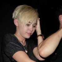 Miley Cyrus en couple : Très court vêtue pour assister au concert de son papa