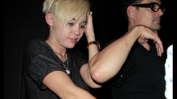 Miley Cyrus en couple : Très court vêtue pour assister au concert de son papa