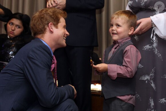 Le prince Harry rencontre le petit Alexander Logan aux WellChid Awards, à l'hôtel Intercontinental de Londres, le 3 septembre 2012.