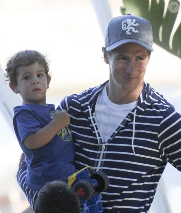 Fernando Torres retrouve le sourire avec son fils Leo le 2 septembre 2012 à Ibiza