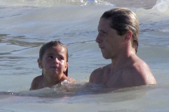 Fernando Torres le 2 septembre 2012 à Ibiza profite d'une journée avec sa fille Nora qui tente de lui remonter le moral sur une plage de l'île des Baléares