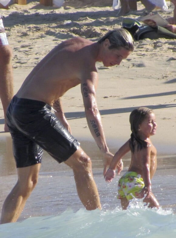 Fernando Torres le 2 septembre 2012 à Ibiza profite d'une journée avec sa femme Olalla et ses enfants Nora et Leo sur la plage de l'île des Baléares