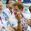 Ambiance nettement plus détendue dans les gradins de l'Aquatics Center. Le prince Harry est accueilli par les nageuses du Team GB aux Jeux paralympiques de Londres, le 4 septembre 2012.