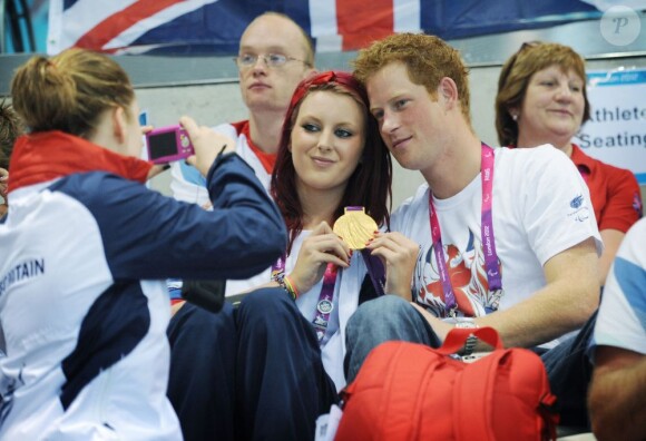 Le prince Harry prend la pose avec Jessica-Jane Applegate, championne britannique paralympique du 200 mètres nage libre, dans les gradins de l'Aquatics Center à Londres, le 4 septembre 2012.