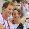 Ambiance très détendue dans les gradins de l'Aquatics Center. Le prince Harry est accueilli par les nageuses du Team GB aux Jeux paralympiques de Londres, le 4 septembre 2012.