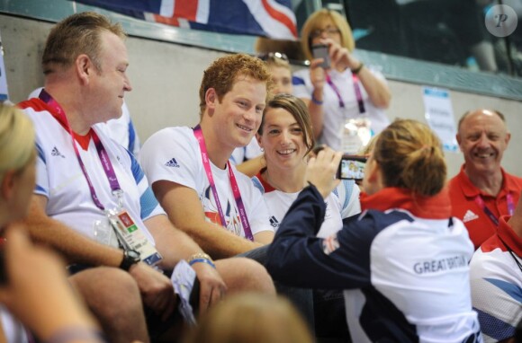Ambiance très détendue dans les gradins de l'Aquatics Center. Le prince Harry est accueilli par les nageuses du Team GB aux Jeux paralympiques de Londres, le 4 septembre 2012.