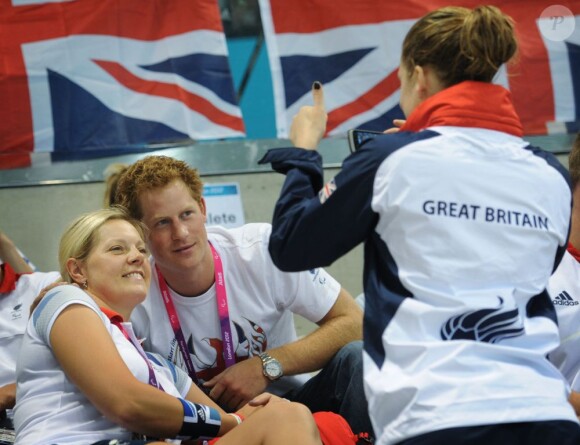 Ambiance très détendue dans les gradins de l'Aquatics Center. Le prince Harry est très bien accueilli par les nageuses du Team GB aux Jeux paralympiques de Londres, le 4 septembre 2012.