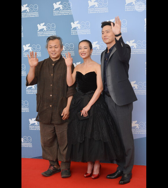 Le réalisateur de Pieta, Kim Ki-duk avec ses acteurs Cho Min-soo et Lee Jung-jin lors du festival de Venise 2012