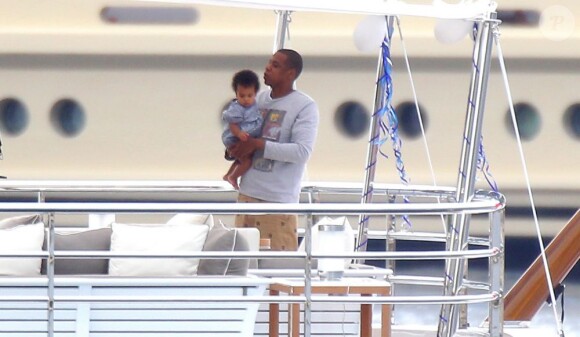 Jay-Z et sa fille Blue Ivy sur un yacht dans le sud de la France le 4 septembre 2012