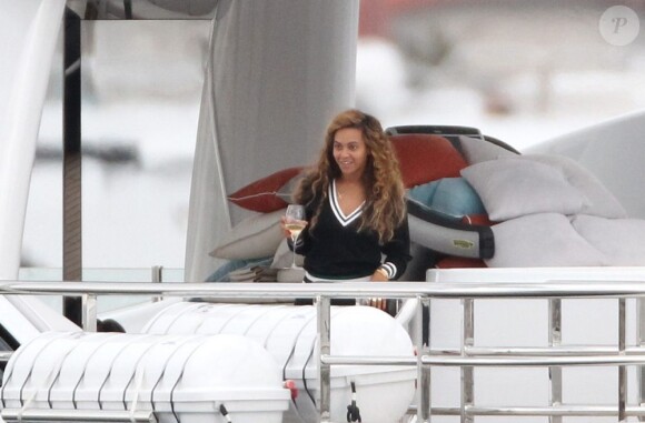 Beyoncé un verre de vin blanc à la main sur son yacht en Méditerranée le 4 septembre 2012