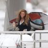 Beyoncé un verre de vin blanc à la main sur son yacht en Méditerranée le 4 septembre 2012