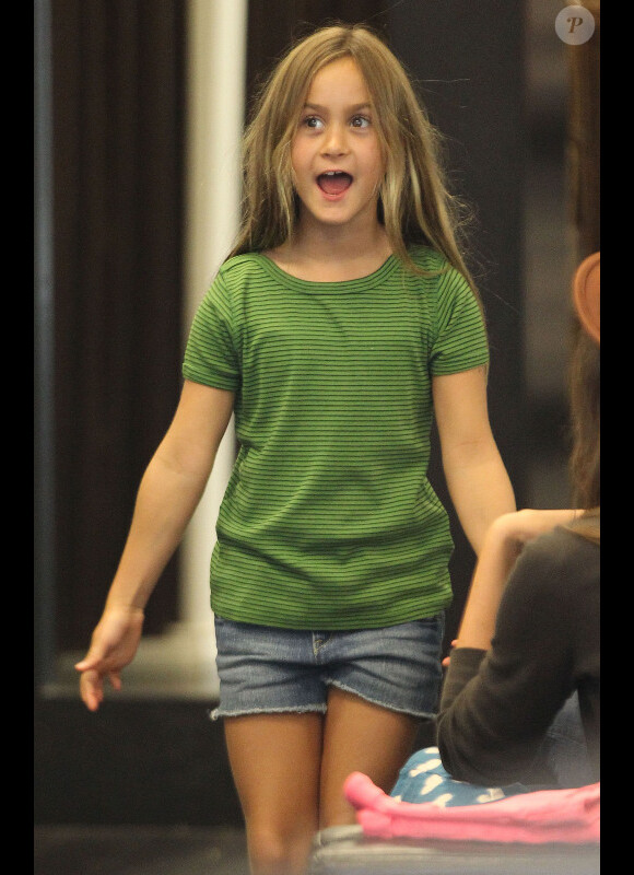 Courteney Cox : sa petite Coco Arquette essaie une paire de talons à Beverly Hills le 4 septembre 2012