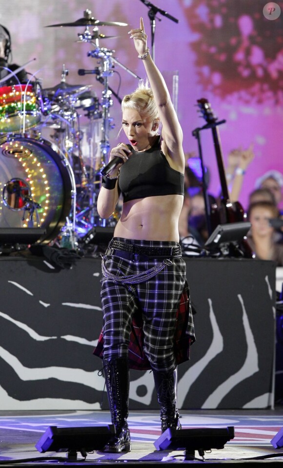 Gwen Stefani déchaînée sur la scène du Rockefeller Center avec son groupe No Doubt, interprétant le titre Settle Down pour lancer la saison 2012 de football américain. New York, le 5 septembre 2012.