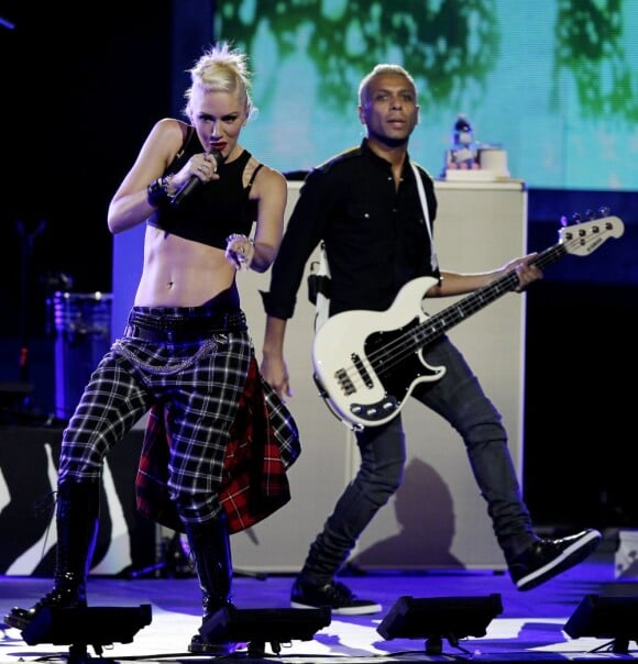 Gwen Stefani et Tony Kanal, chanteuse et bassiste du groupe No Doubt, interprètent le titre Settle Down sur la scène du Rockefeller Center. New York, le 5 septembre 2012.