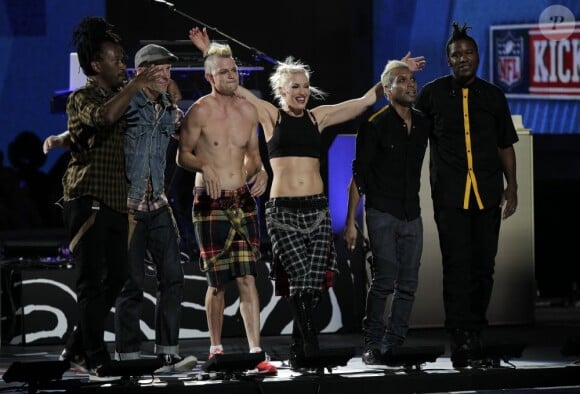 Gwen Stefani les membres de No Doubt saluent le public après avoir interprété le titre Settle Down lors du concert de lancement de la saison 2012 de football américain. New York, le 5 septembre 2012.